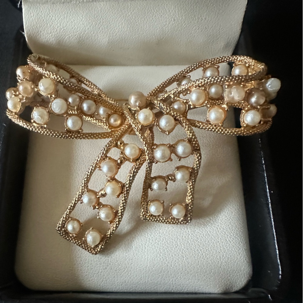 Vintage Gold Tone & Pearls Bow Filagree Brooch